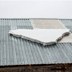 Нужны ли снегозадержатели на крыше зимой