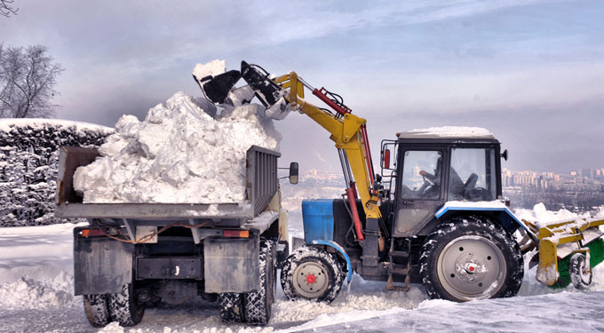 Вывоз снега с погрузкой в Москве цена. Уборка территории от снега после очистки крыши