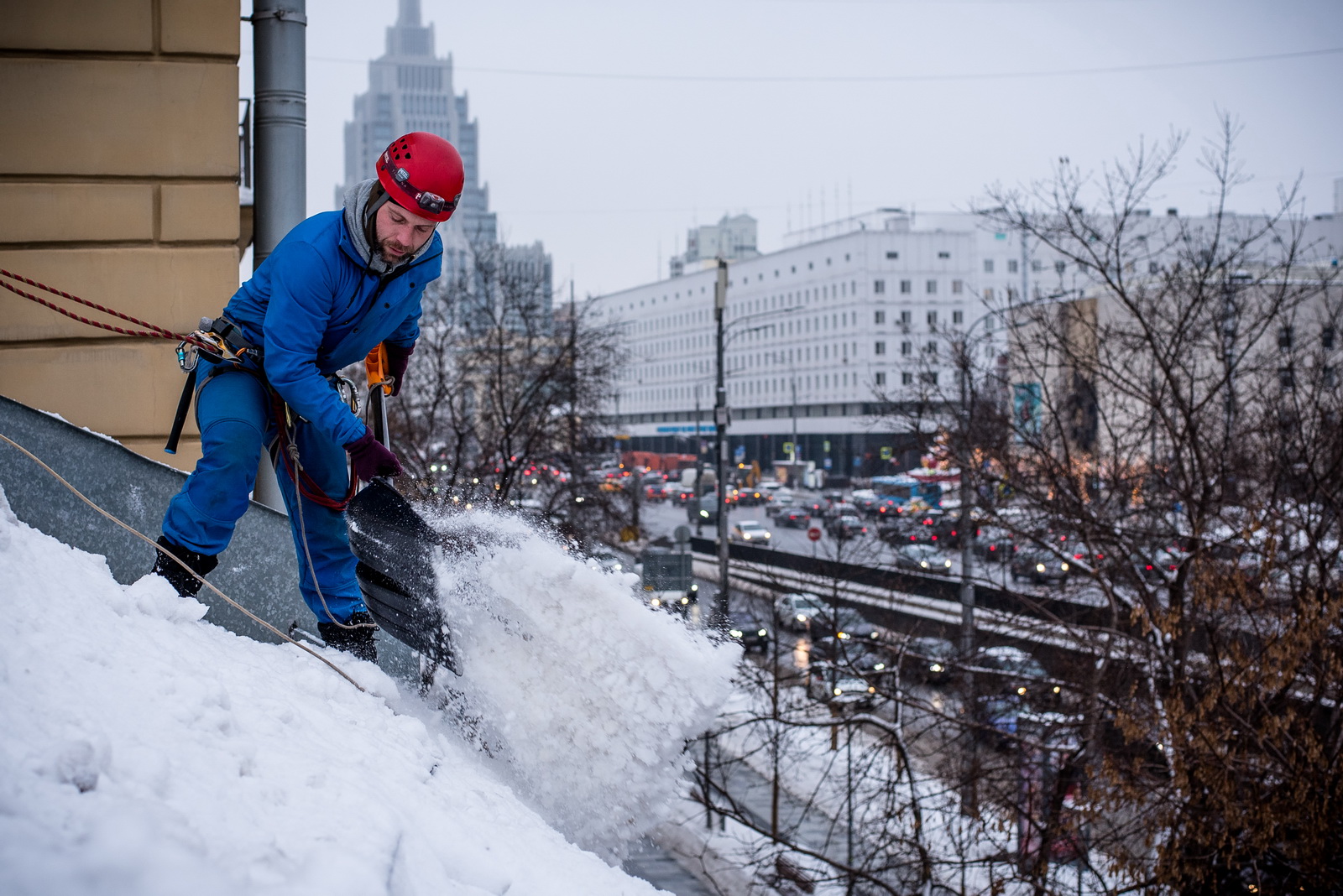 Москва чистят снег. Очистка крыш от снега. Чистка снега с крыши. Уборка снега альпинистами. Уборка кровли от снега.