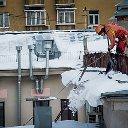 Уборка снега и наледи с крыш альпинистами