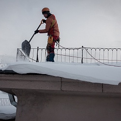 Уборка снега и наледи с крыш альпинистами