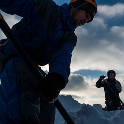 Уборка снега с плоской кровли альпинистами