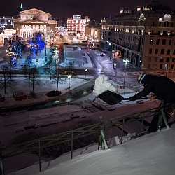 Уборка снега с крыш альпинистами на Никольской улице